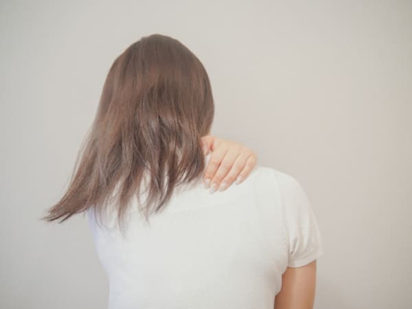 猫背の女性