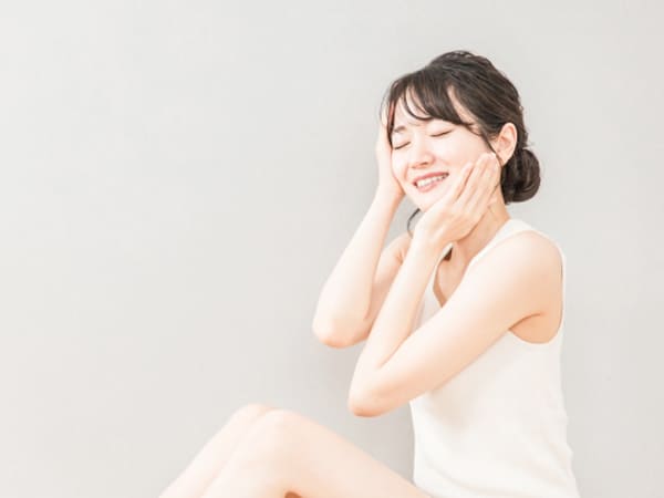 顔に触れる女性
