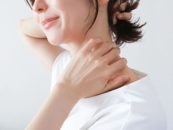 首を押さえる女性